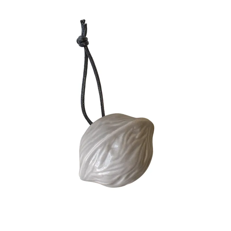 Hanging walnut julgranshänge från DBKD Rabatter